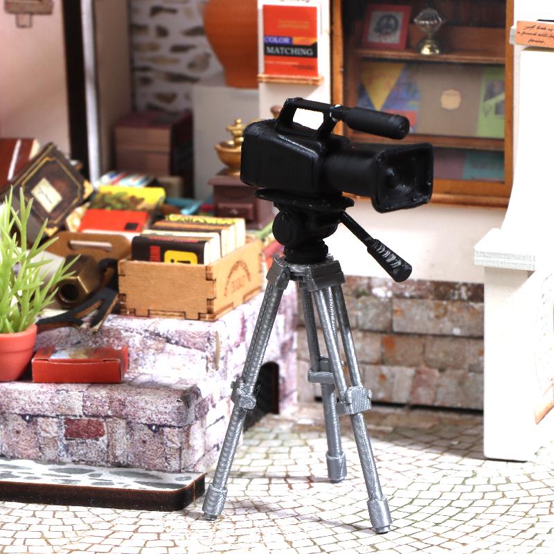 Photography Videos - ขาตั้งกล้องวิดีโอขนาดเล็ก รุ่น 1:12 สำหรับตกแต่งบ้านตุ๊กตา อุปกรณ์ประกอบฉากถ่ายภาพ ของตกแต่งบ้านตุ๊กตา
